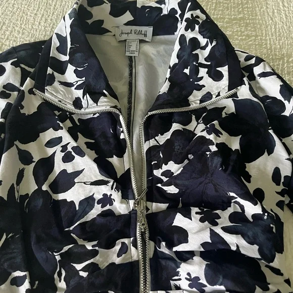 Joseph Ribkoff Navy and White Floral Blazer - Picture 3 of 11